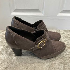 Clarks Bendable Brown Suede Side Zip, Size 7M